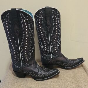 Elegant Black Embroidered Heeled Cowboy Boots For Women